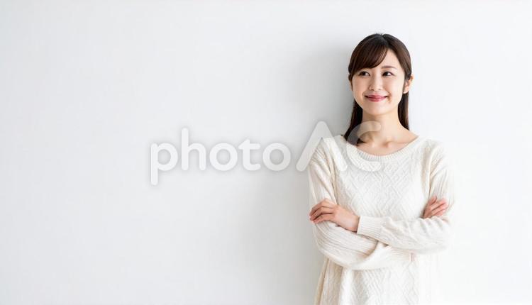 笑顔で腕を組む若い女性のポートレート 人物,女性,美人の写真素材
