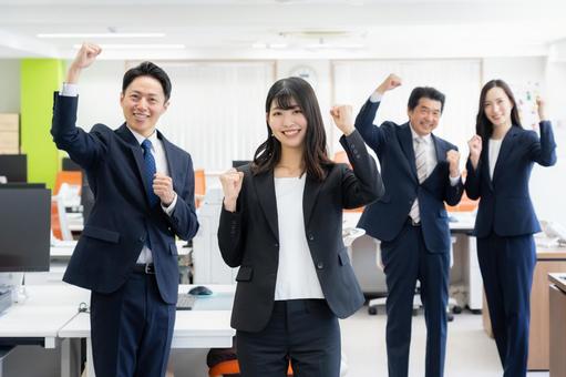 オフィスで仕事をする男女のビジネスマン オフィスで仕事をする男女のビジネスマン ビジネス,会議,ビジネスマンの写真素材