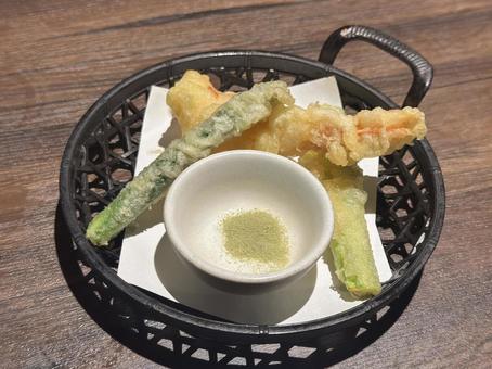 天ぷら 天ぷら 天ぷら,天ぷら盛り合わせ,抹茶塩の写真素材