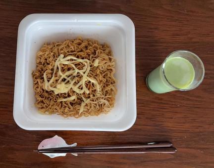 ごつ盛りソース焼きそば、酵素青汁牛乳 ごつ盛りソース焼きそば、酵素青汁牛乳の写真