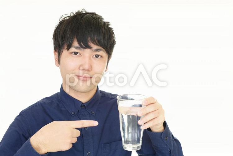 水分補給をする男性 飲み物,男性,お水の写真素材
