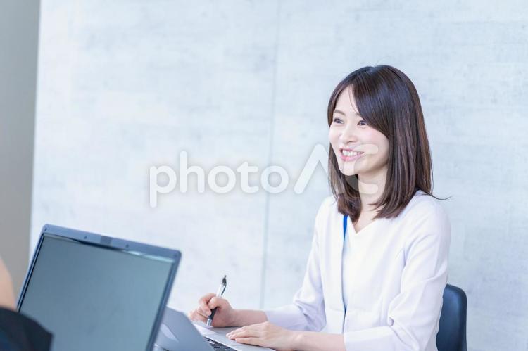 楽しく仕事をするキャリアウーマン 職場,勉強,女性の写真素材