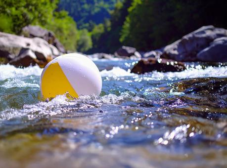 川に流されたビーチボール 川に流されたビーチボールの写真