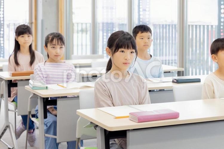 学習塾で勉強する小学生 小学生,塾,女性の写真素材