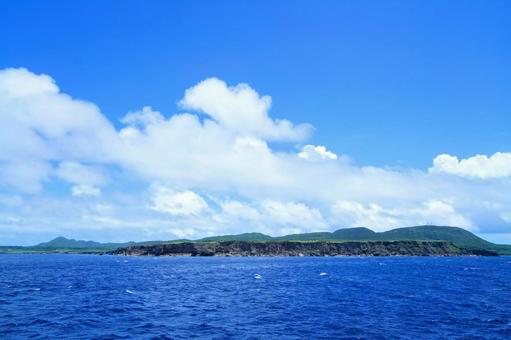 沖縄・海上から見る与那国島 沖縄・海上から見る与那国島の写真