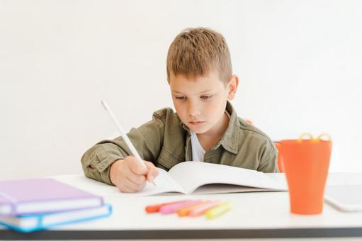 教室で勉強する男の子 男の子,子ども,人物の写真素材