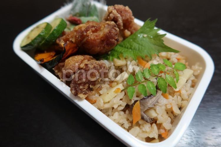 タケノコご飯とから揚げのお弁当 お弁当,ランチ,筍の写真素材