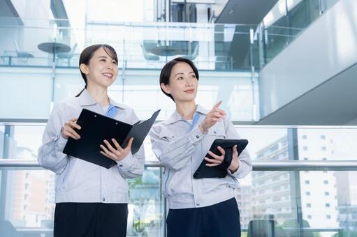 ビルメンテナンスする女性エンジニア 不動産,エンジニア,メンテナンスの写真素材