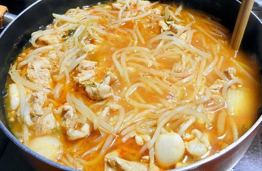 にんにく丸ごとキムチ豚鍋 にんにく丸ごとキムチ豚鍋 鍋,食事,もやしの写真素材