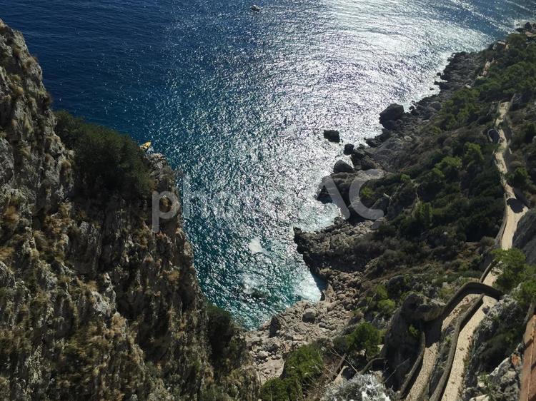イタリア　カプリ島　海沿いの道と断崖 カプリ島,カプリ,イタリアの写真素材