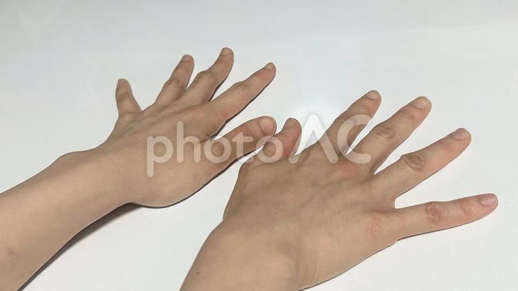 指を広げて両手を前に出してるポーズ 腕,両手,手の写真素材
