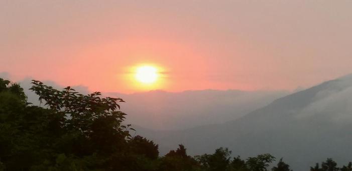 霞む夕日 霞む夕日の写真
