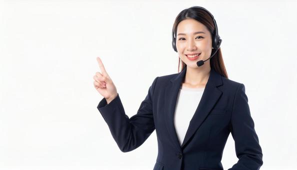 ヘッドセットをつける日本人女性 ヘッドセットをつける日本人女性の写真