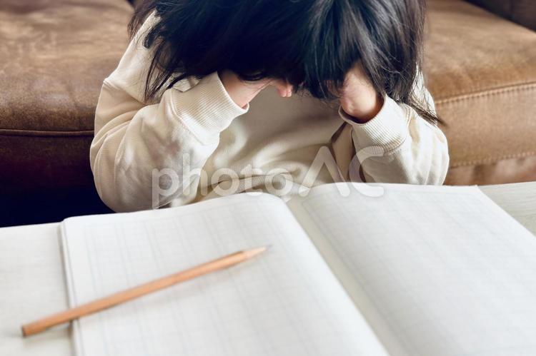 泣きながら勉強する子ども 子供,泣く,嫌の写真素材