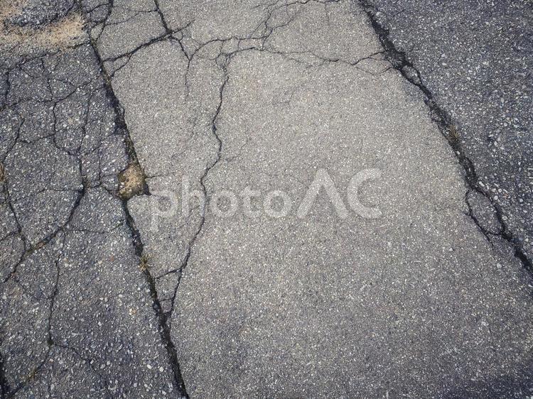 ひび割れたアスファルトの道路 道路,交通,テクスチャーの写真素材