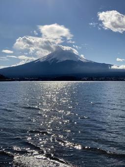 富士山と山中湖 富士山と山中湖 日本,世界遺産,和風の写真素材