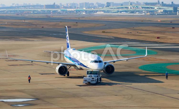 福岡空港、昼の旅立ち 福岡空港,昼,飛行機の写真素材
