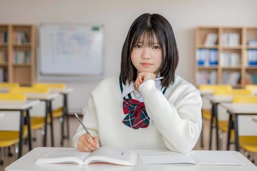 勉強する可愛い女性 勉強する可愛い女性 女子生徒,学生,制服の写真素材