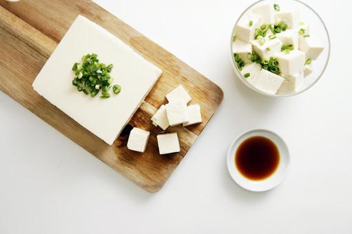 豆腐とねぎの和風セット 豆腐とねぎの和風セット 豆腐,ねぎ,木製まな板の写真素材