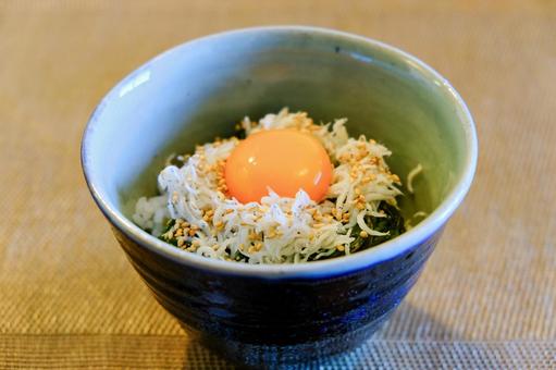 しらすめかぶ玉子ご飯 しらすめかぶ玉子ご飯の写真