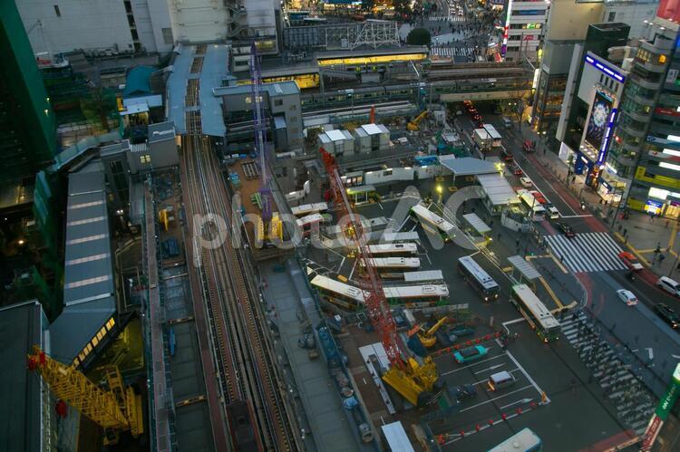 渋谷駅の俯瞰写真 オフィース,スクランブル交差点,ターミナルの写真素材