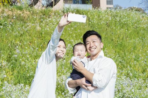 家長與孩子在戶外合影留念 家長與孩子在戶外合影留念