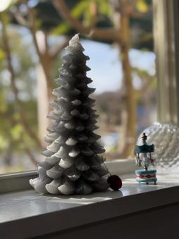 クリスマス　窓の松ぼっくり 窓,風景,クリスマスの写真素材