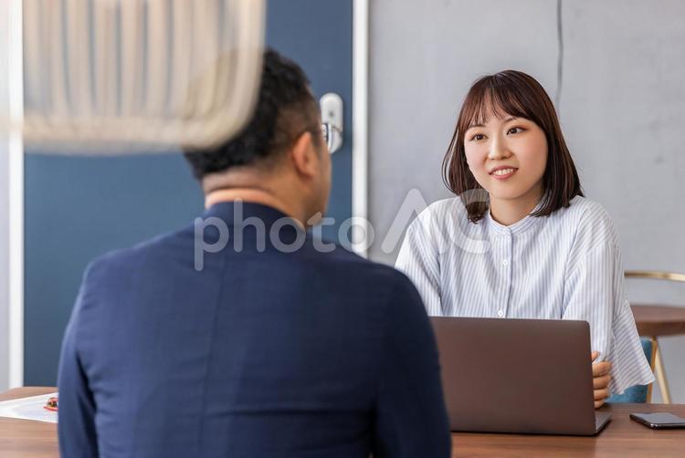 ミーティングをする男女のビジネスマン 男性,女性,ビジネスの写真素材