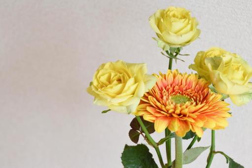 薔薇とガーベラ 薔薇とガーベラ オレンジ色,ガーベラ,黄色の写真素材