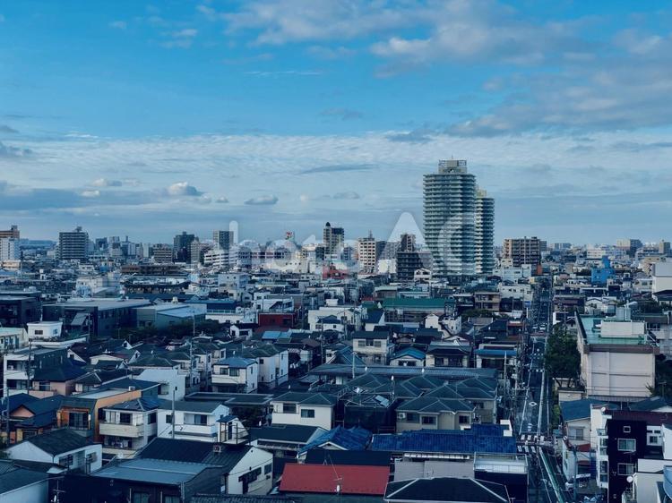 青空が広がる住宅街の風景 街並み,街,住宅街の写真素材