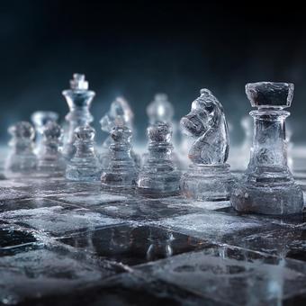 繊細な氷の彫刻：戦略を秘めたチェス盤の写真