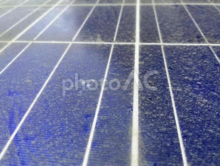 汚れが目立つソーラーパネル（洗浄前） 太陽光パネル,太陽光発電,ソーラーパネルの写真素材