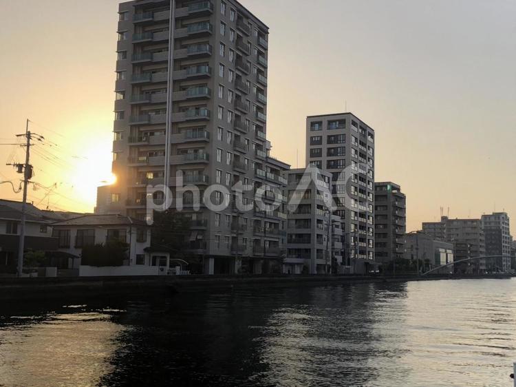 夕暮れの建物 夕方,夕焼け,建物の写真素材
