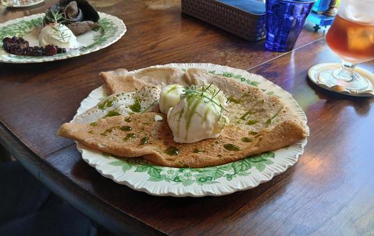 抹茶とバニラアイスのおやつガレット 抹茶とバニラアイスのおやつガレット 食べ物,ガレット,外食の写真素材