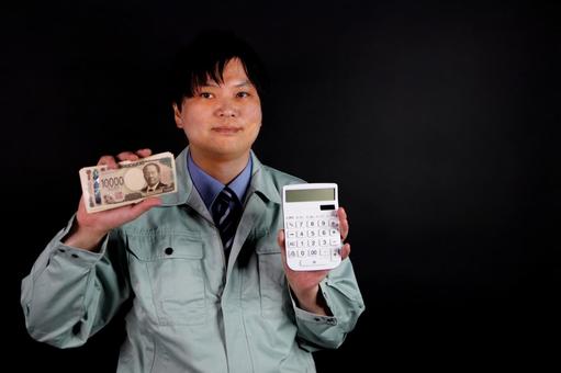電卓とお金を持つ男性 電卓とお金を持つ男性 男性,お金,電卓の写真素材