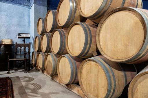 酒樽がたくさんあるレストラン 酒樽がたくさんあるレストラン 酒樽,木樽,地下室の写真素材
