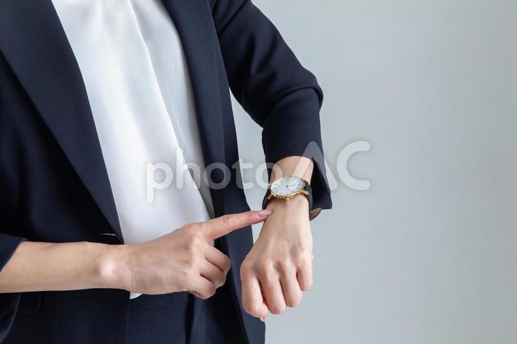 腕時計を見るスーツを着た女性  スーツ,女性,ビジネスの写真素材