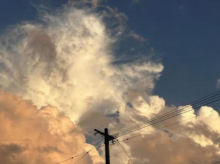 湧き起こる雲にかかる残照と電柱 湧き起こる雲にかかる残照と電柱 雲,空,夕方の写真素材