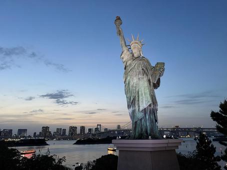 夕方のお台場 夕焼けと自由の女神像 夕方のお台場 夕焼けと自由の女神像 自由の女神像,夕方,マジックアワーの写真素材