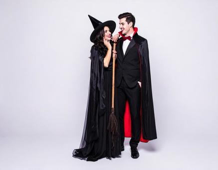 笑顔を見せる魔女とドラキュラ 笑顔を見せる魔女とドラキュラの写真