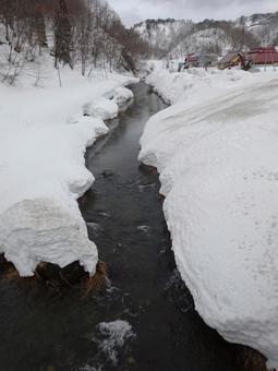 雪国の川 雪国の川 雪国,川,雪の写真素材