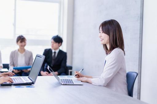 商談をする男女のビジネスパーソン 働く,日本人,転職活動の写真素材