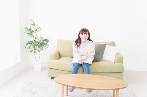 自宅でリラックスをする若い女性 自宅でリラックスをする若い女性 休息,ストレスオフ,ストレッチの写真素材