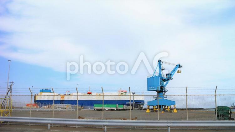 自動車運搬船とクレーン 自動車運搬船,運搬船,運搬の写真素材