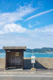 海岸通りにあるバス停 海,ビーチ,波打ち際の写真素材
