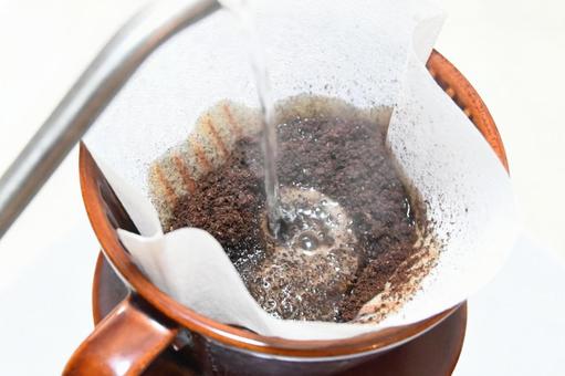 淹れたてのコーヒー 粉 お湯 豆挽きの写真