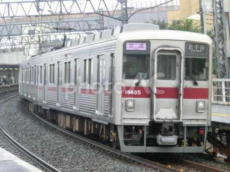 駅から見た東武伊勢崎線の車両 東武,伊勢崎線,東急の写真素材