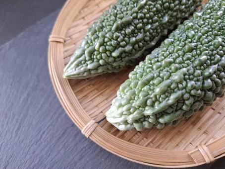 夏野菜ゴーヤのザル盛_黒バック_3 夏野菜ゴーヤのザル盛_黒バック_3の写真