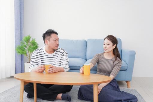 おうちデートをする若い男女 恋人,コミュニケーション,話すの写真素材