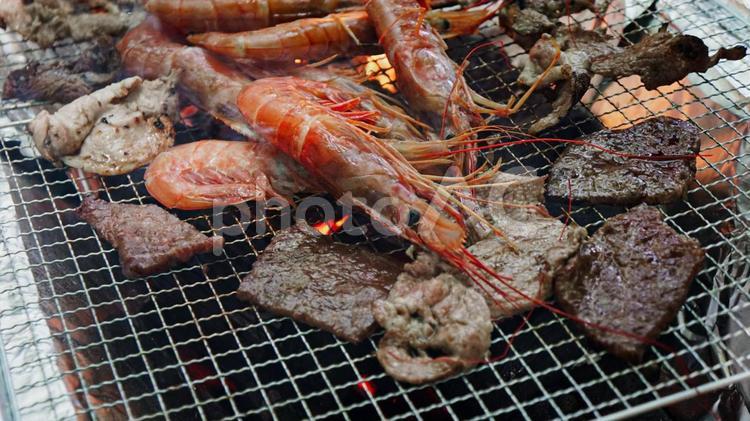 バーベキュー　網で焼かれた肉とエビ バーベキュー,bbq,エビの写真素材